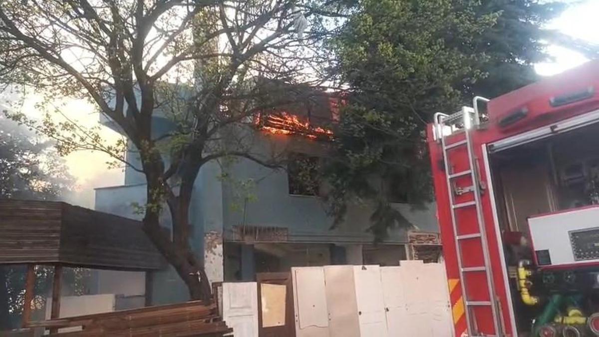 Avcılar'da boşaltılan 3 katlı anaokulunun çatısı alev alev yandı