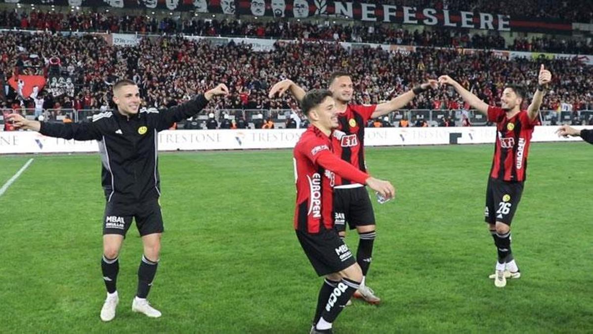 Siyah-kırmızılı futbolcular turu çiftetelliyle kutladı