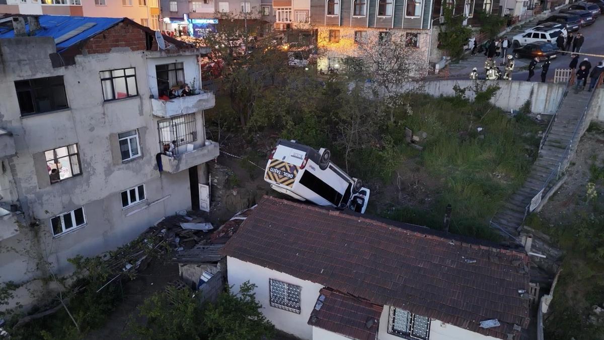 Kağıthane'de evin çatısına düşen okul servisinin şoförü öldü; öğrencileri kazadan az önce indirmiş