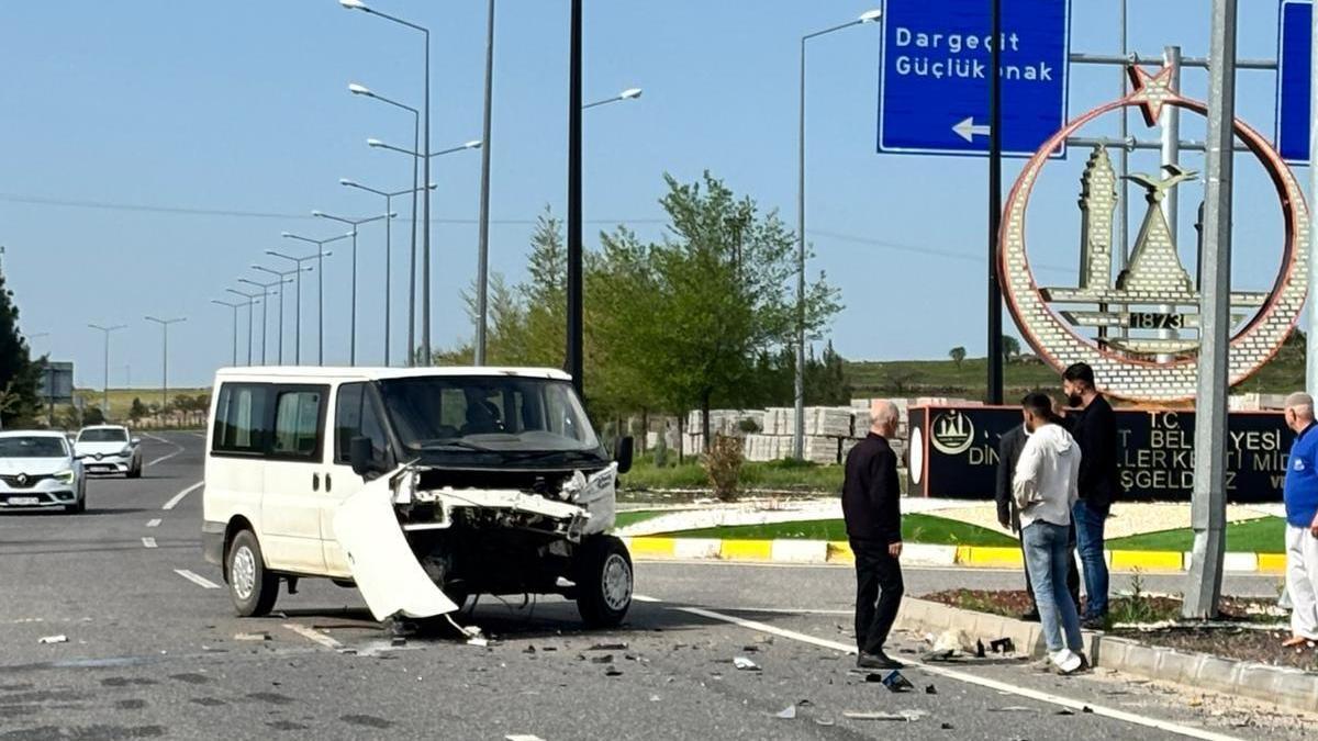Mardin'de otomobil ile minibüs çarpıştı: 2 yaralı