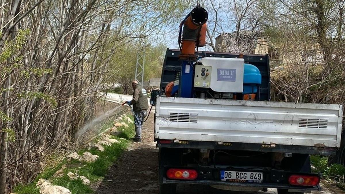 Belediye ekipleri, ilaçlama çalışması yaptı