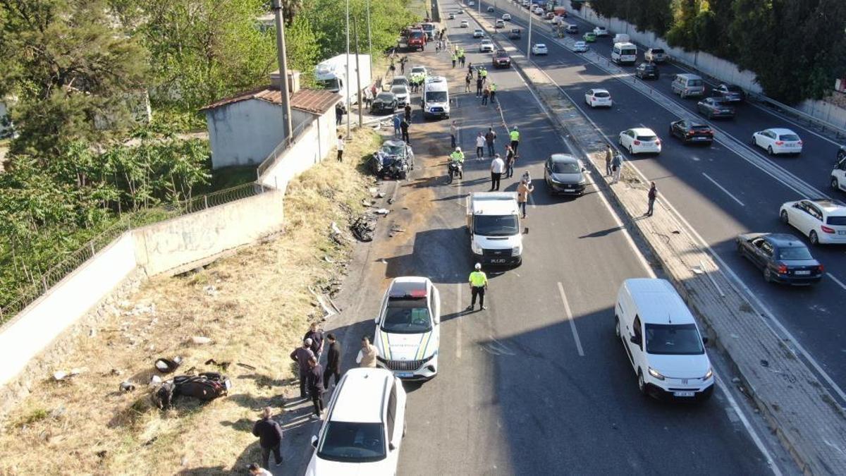İzmir'de freni boşalan tır 10 araca çarptı! 1'i polis 3 kişi hayatını kaybetti, 5 kişi yaralandı