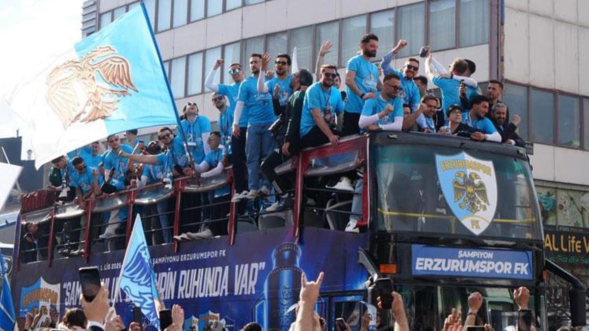 Erzurumspor FK şampiyonluğu taraftarlarıyla birlikte coşkuyla kutladı