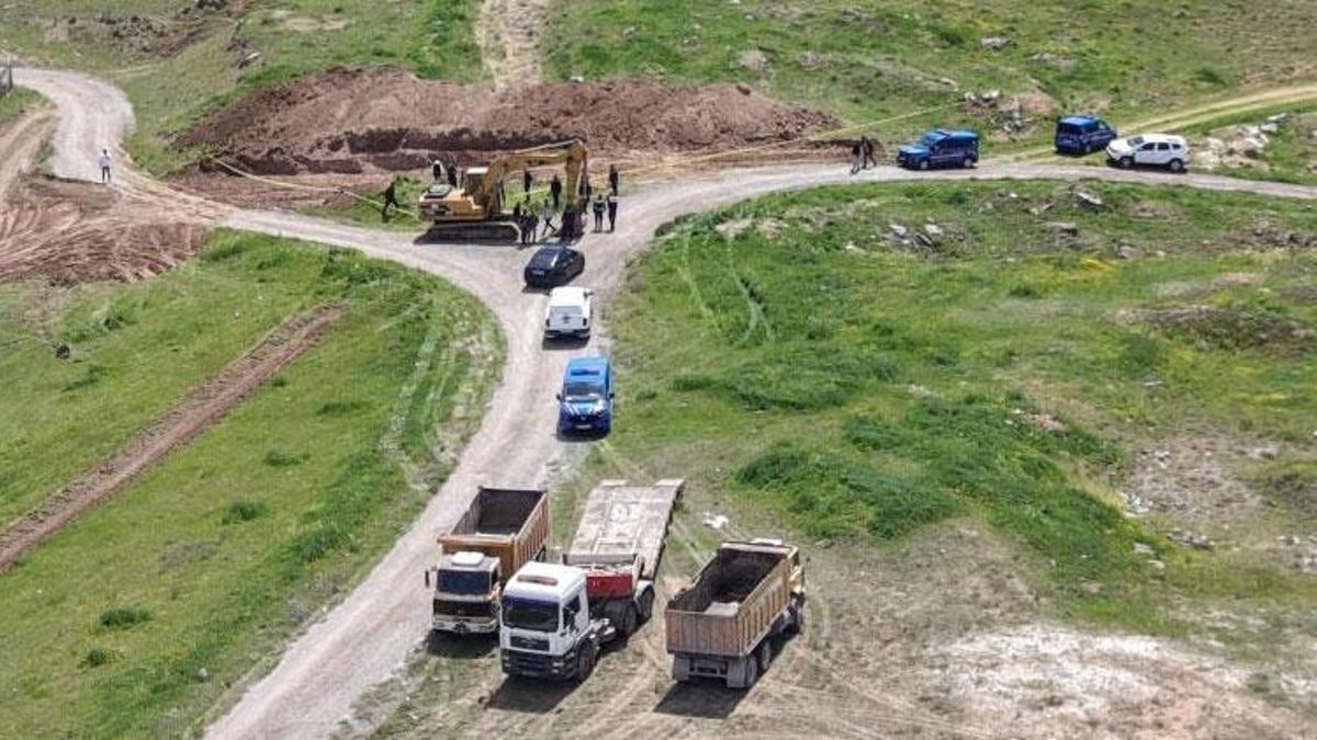 Yol kenarındaki arazide insana ait kemik parçaları ve kafatası bulundu