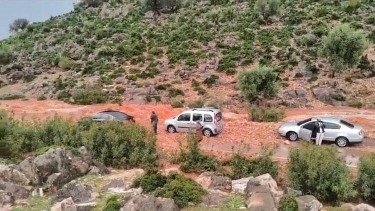 Sağanak ve dolu Kozan'da hayatı felç etti: Yollar kapandı, araçlar mahsur kaldı