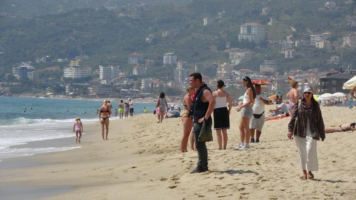 Yaz erken geldi, yerli ve yabancı turistler sahile koştu