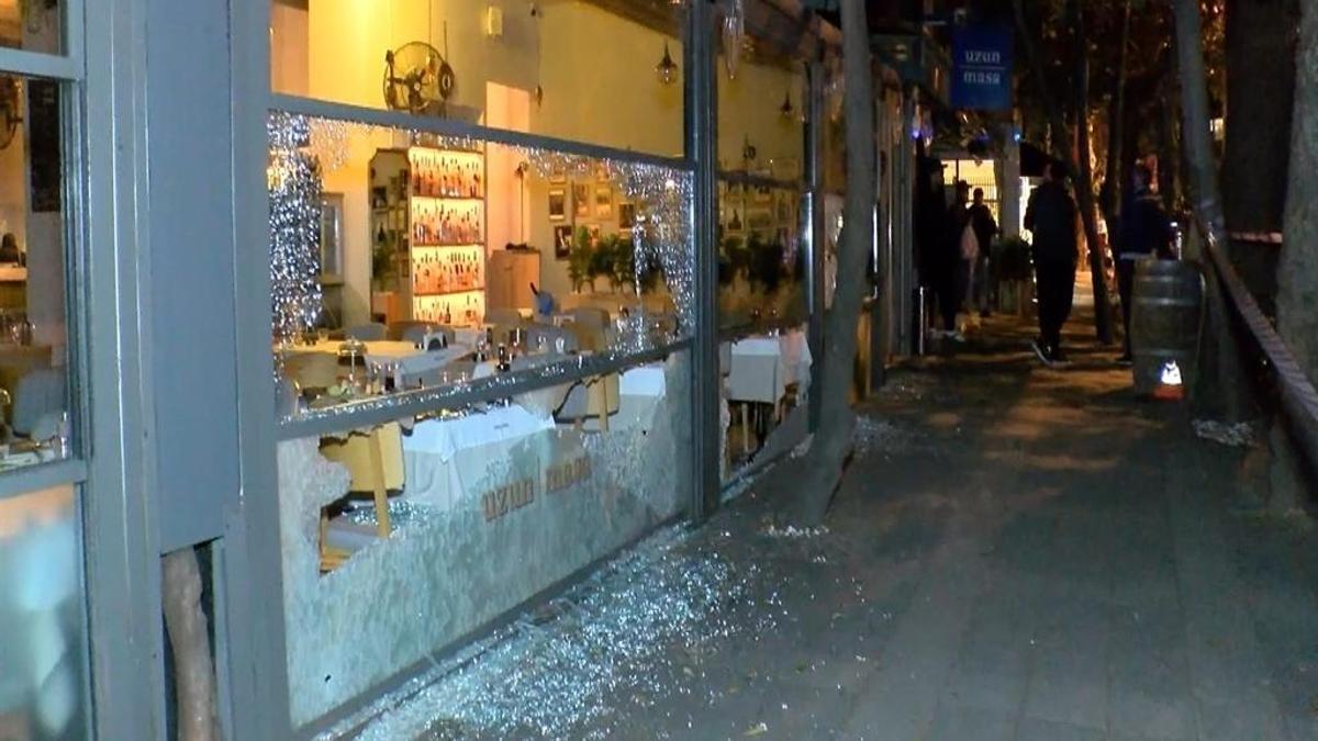 Kadıköy'de gece yarısı silahlı saldırı: Restorana kurşun yağdırdılar!