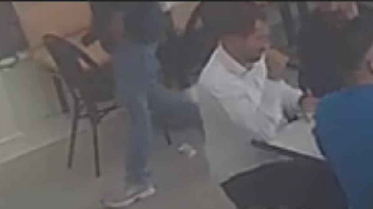 Kafe sahibi, işletmede bulduğu 7 bin lirayı sahibine teslim etti