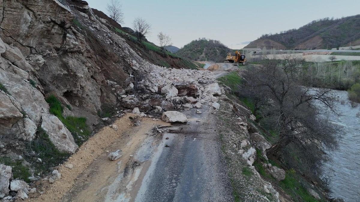 Bingöl’de heyelan nedeniyle yol ulaşıma kapandı