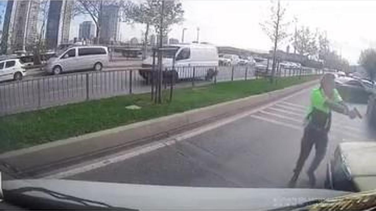 Ataşehir’de uygulamadan kaçmak isteyen otomobil sürücüsü polis tarafından yakalandı