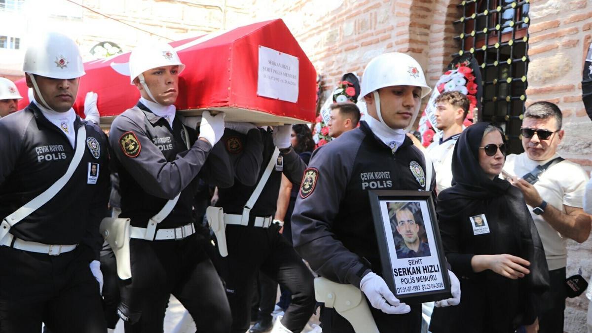 İzmir'deki kazada şehit olan polis memuru son yolculuğuna uğurlandı (2)