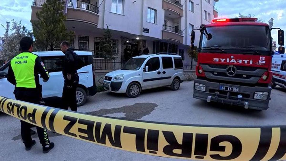 Evinin mutfağında çıkan yangını söndürmek isterken yanarak can verdi