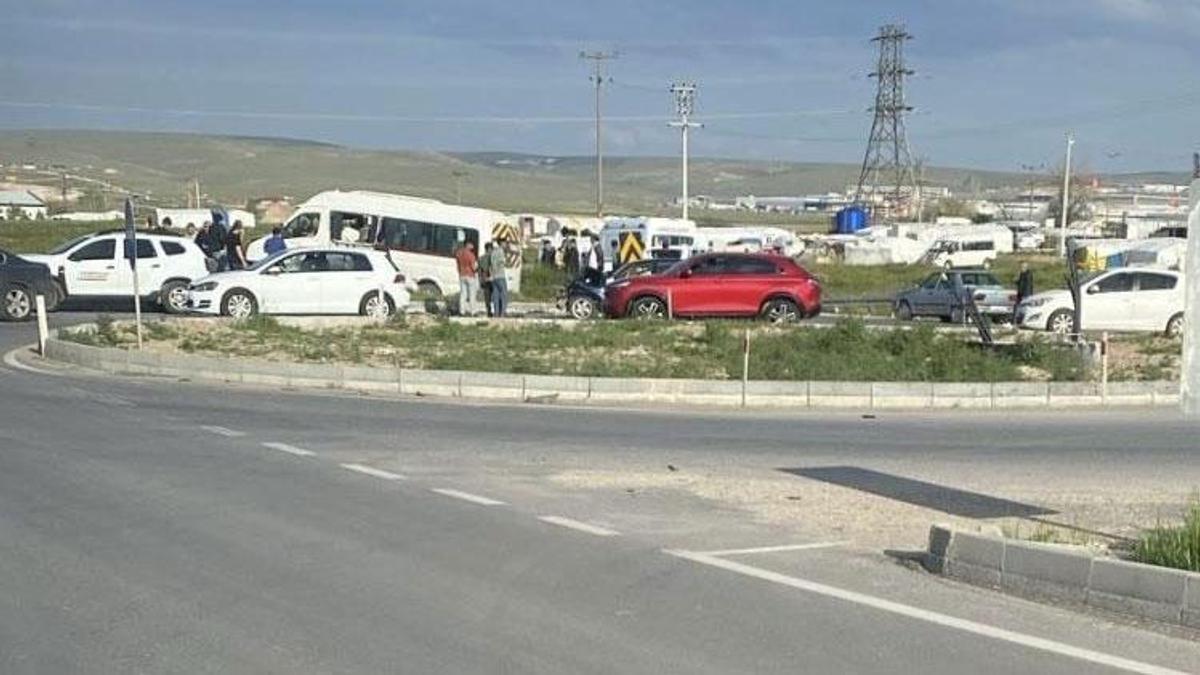 Eskişehir-Alpu karayolunda otomobil ile işçi servisi çarpıştı
