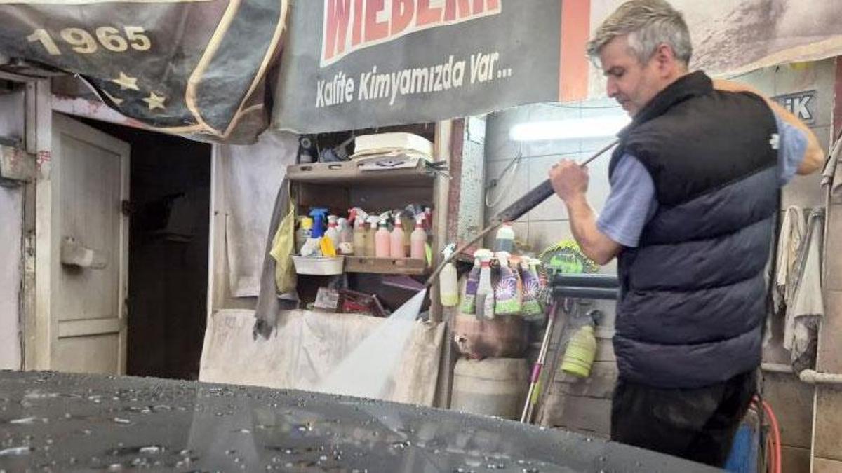 Eskişehir'de havalar ısındı oto yıkamacıların işi arttı