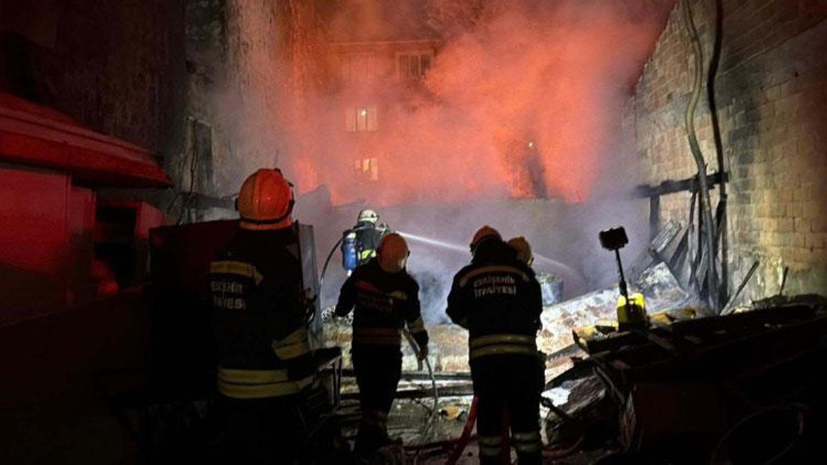 Hurdalıkta çıkan yangın bitişikteki 2 binaya sıçradı