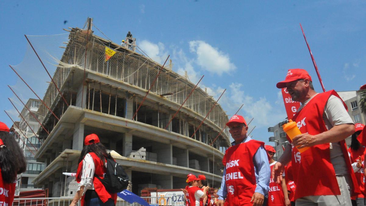 Hatay'da 1 Mayıs yürüyüşle kutlandı; bazı inşaat işçileri çalıştı