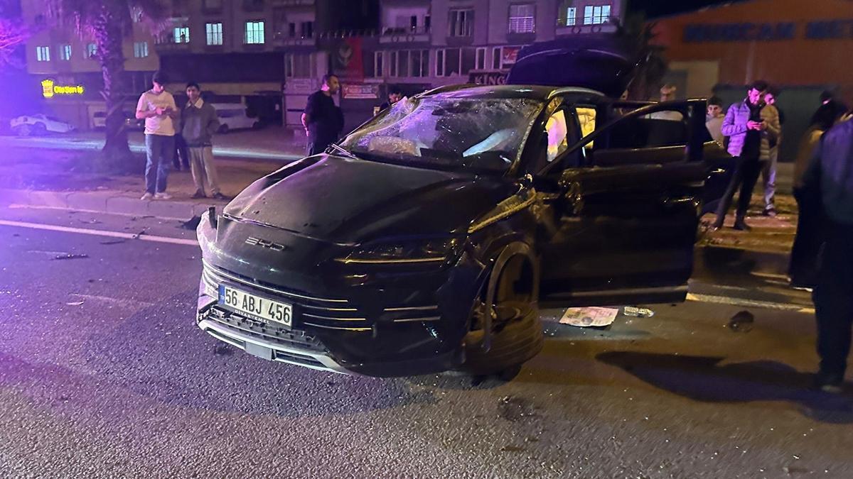 Mardin’de otomobil ile hafif ticari araç çarpıştı: 2 yaralı