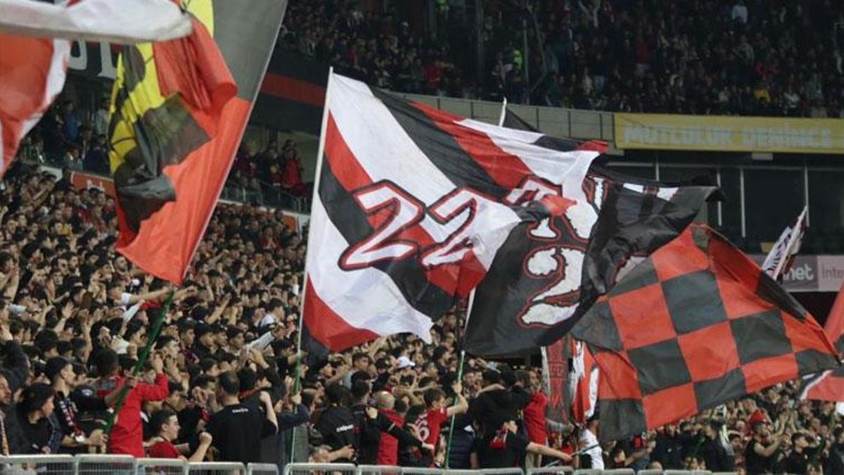 Eskişehirspor - Ayvalıkgücü maçına yoğun ilgi! Play-off yarı final karşılaşmasının biletleri 1 saatte tükendi