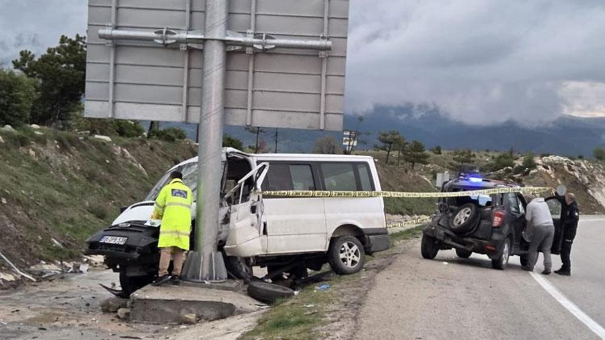 Elmadağ'da minibüs, otomobile ve tabela direğine çarptı