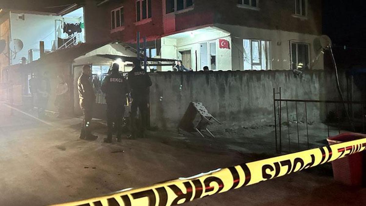Edirne'de iki katlı evin girişindeki beton zemin çöktü