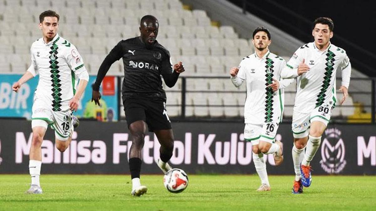 Manisa FK evinde Sakaryaspor'a gol oldu yağdı