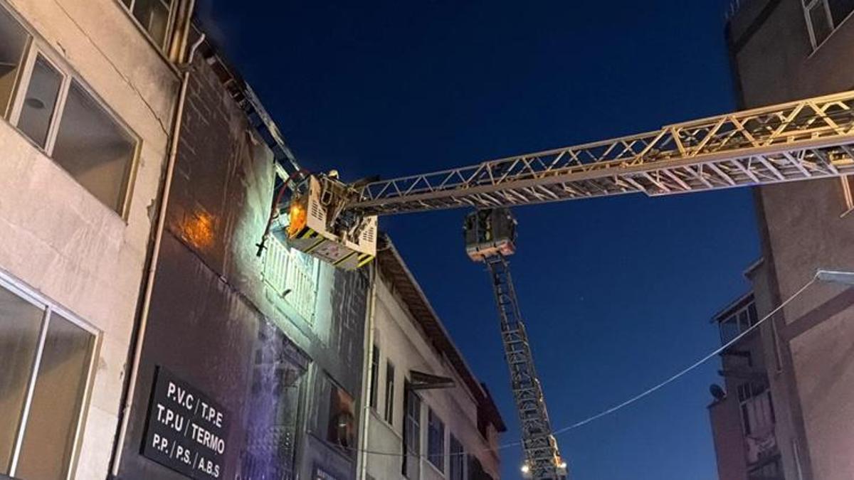 Bayrampaşa'da korku dolu anlar! Alev 3 katı birden sardı