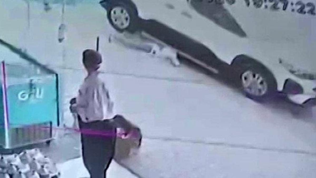 Yüreğir'de faciadan dönüldü: Park halindeki aracın altına giren çocuk son anda kurtarıldı