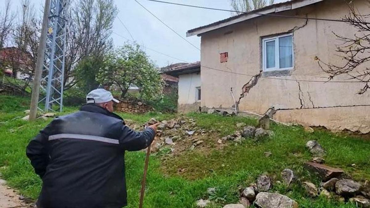 Kırıkkale'de yağış sonrası toprak kaydı, 9 yapı zarar gördü