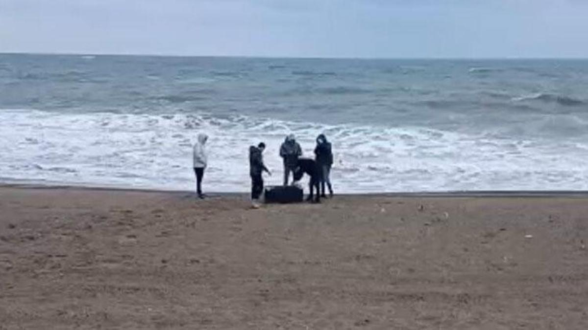 Karasu'da sahile vuran çantadan 21,5 kilo uyuşturucu çıktı
