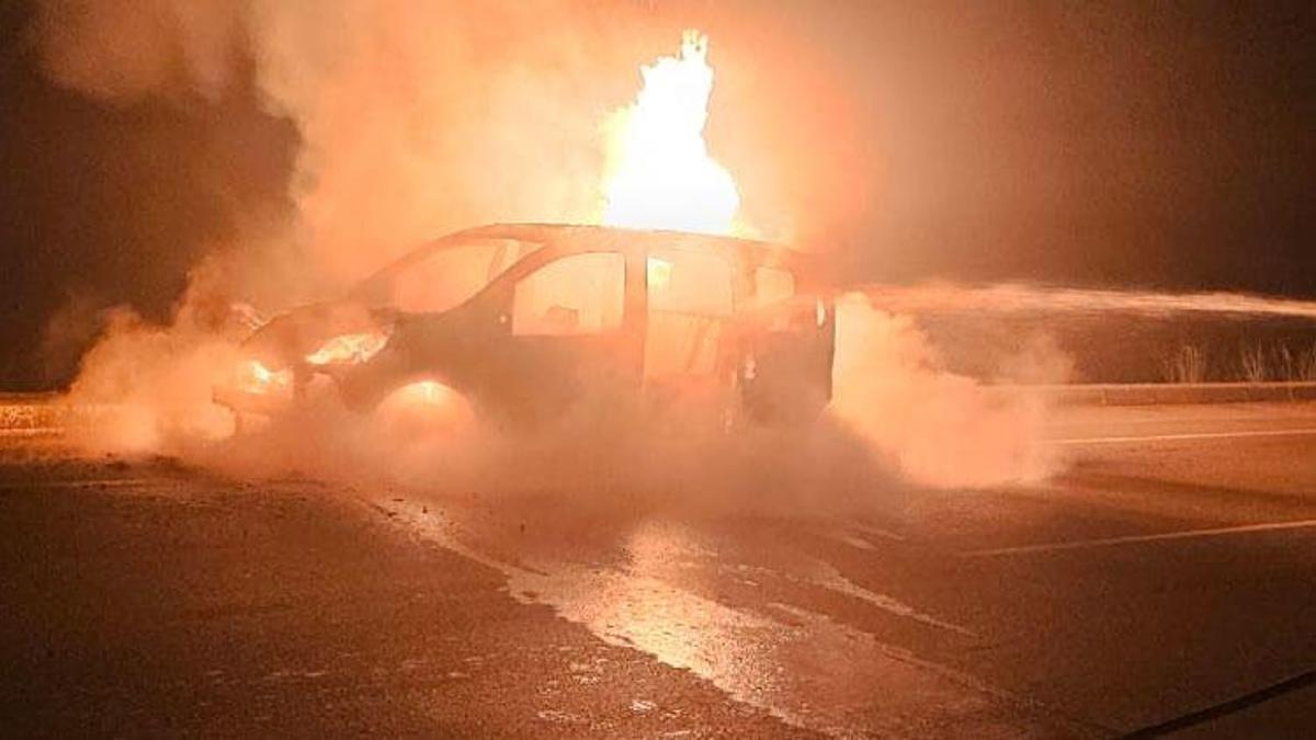 Arsuz'da seyir halindeki hafif ticari araçta çıkan yangın hasara yol açtı