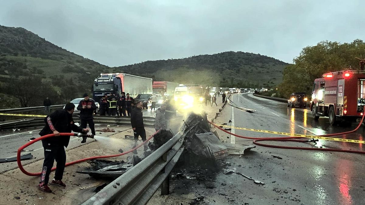 Bariyere çarpan otomobil alev alıp, yandı: 1 ölü, 1 yaralı