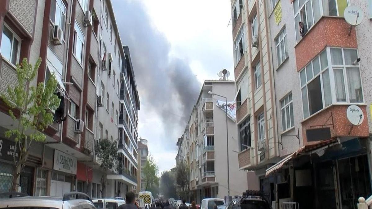 Okul inşaatında alev alev yanmaya başladı! Güngören'de İtfaiye'nin zorlu mücadelesi