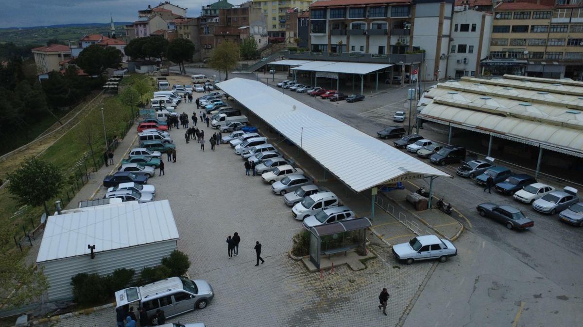 Demirci’de oto pazarı yoğunluğu, 47 yıllık klasik otomobile 210 bin TL