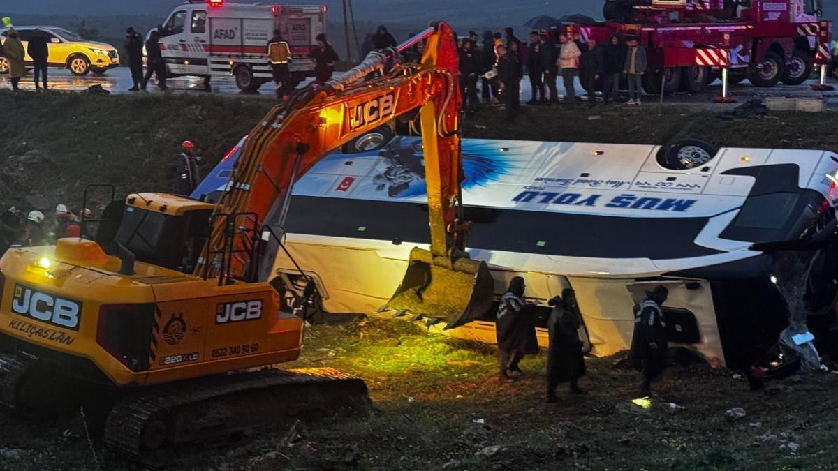 Malatya'da feci kaza! Otobüs şarampole devrildi, 4 kişi öldü, 15 kişi yaralandı