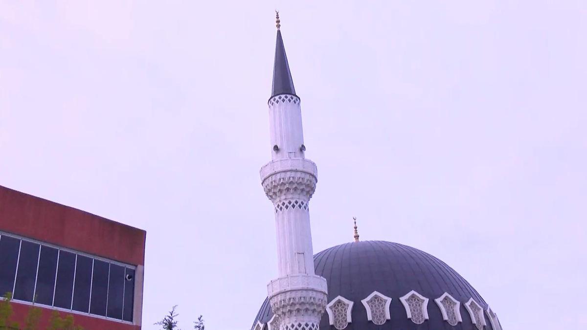 Arnavutköy'de fırtına nedeniyle caminin minaresi sallandı; 2 bina tahliye edildi