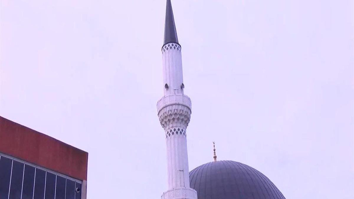 Arnavutköy'de fırtına minareyi salladı, 2 bina tahliye edildi!