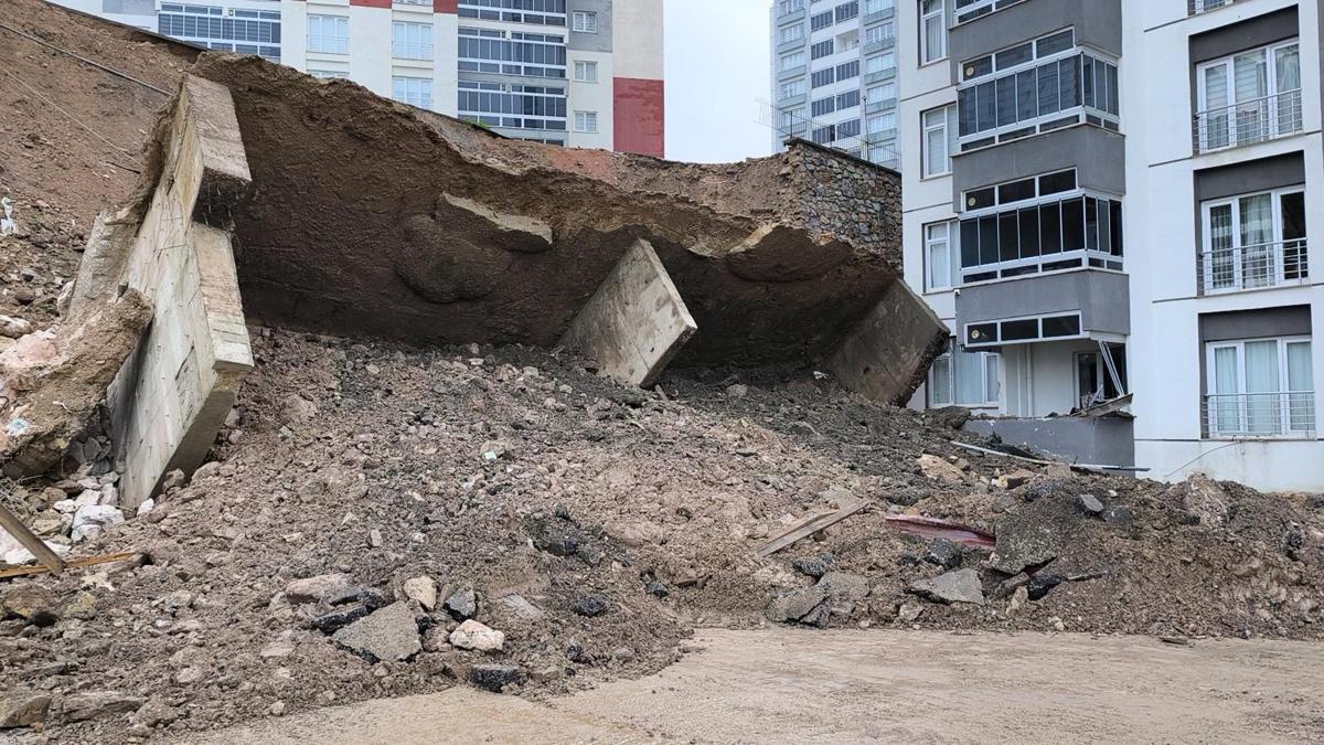 Tokat’ta istinat duvarının çökme anı kamerada