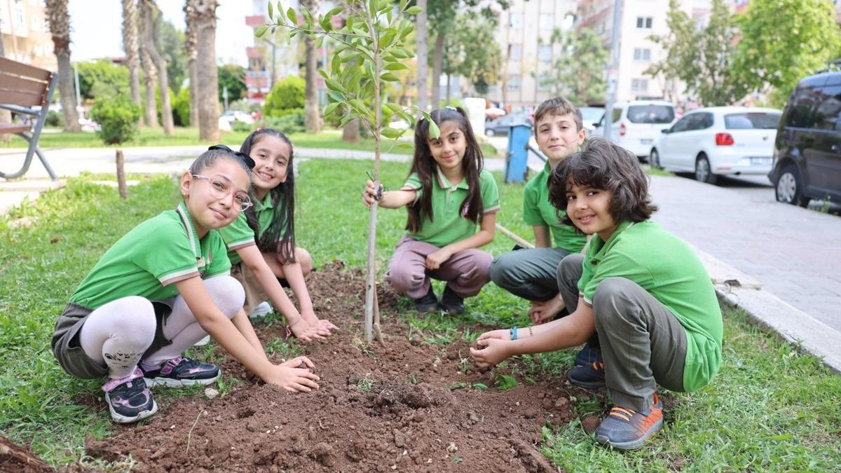 23 Nisan’da koltuğa oturan Buğlem, yenilettiği parka fidan dikti