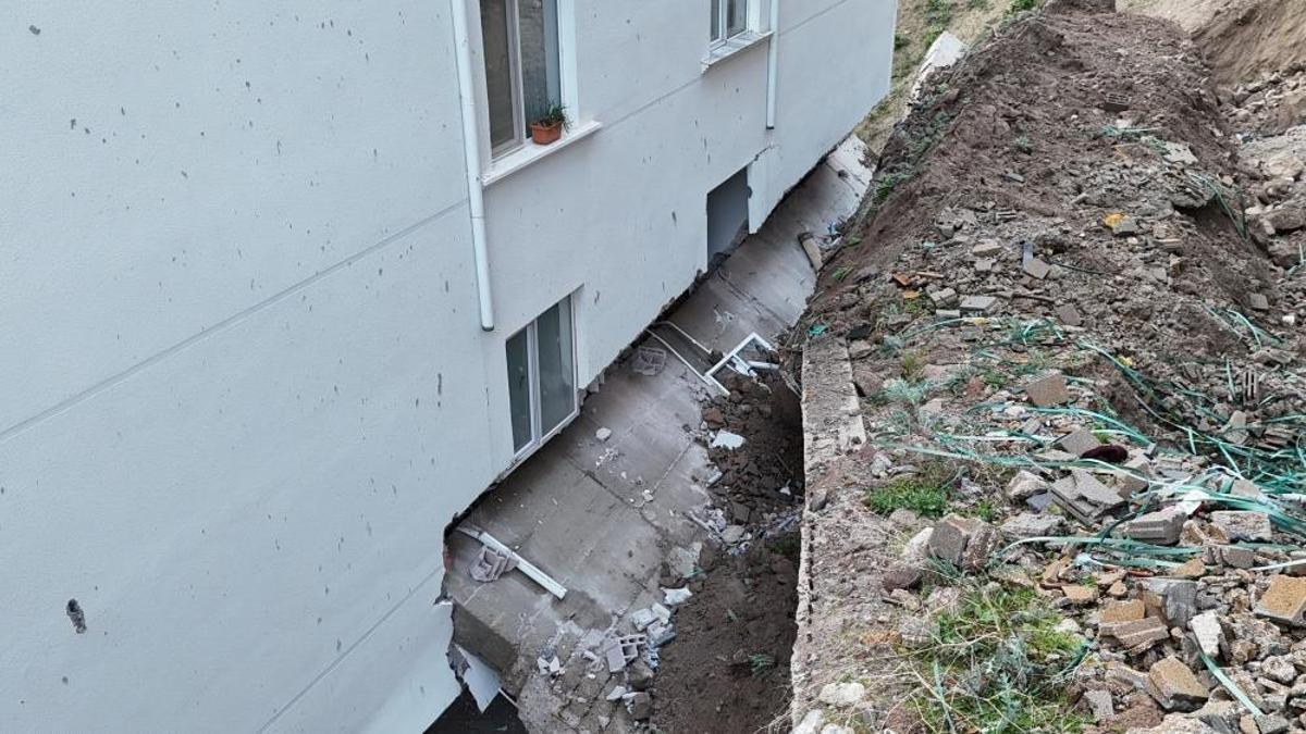 Nevşehir'de sabaha karşı çöktü: İstinat duvarı yan binaya girdi!