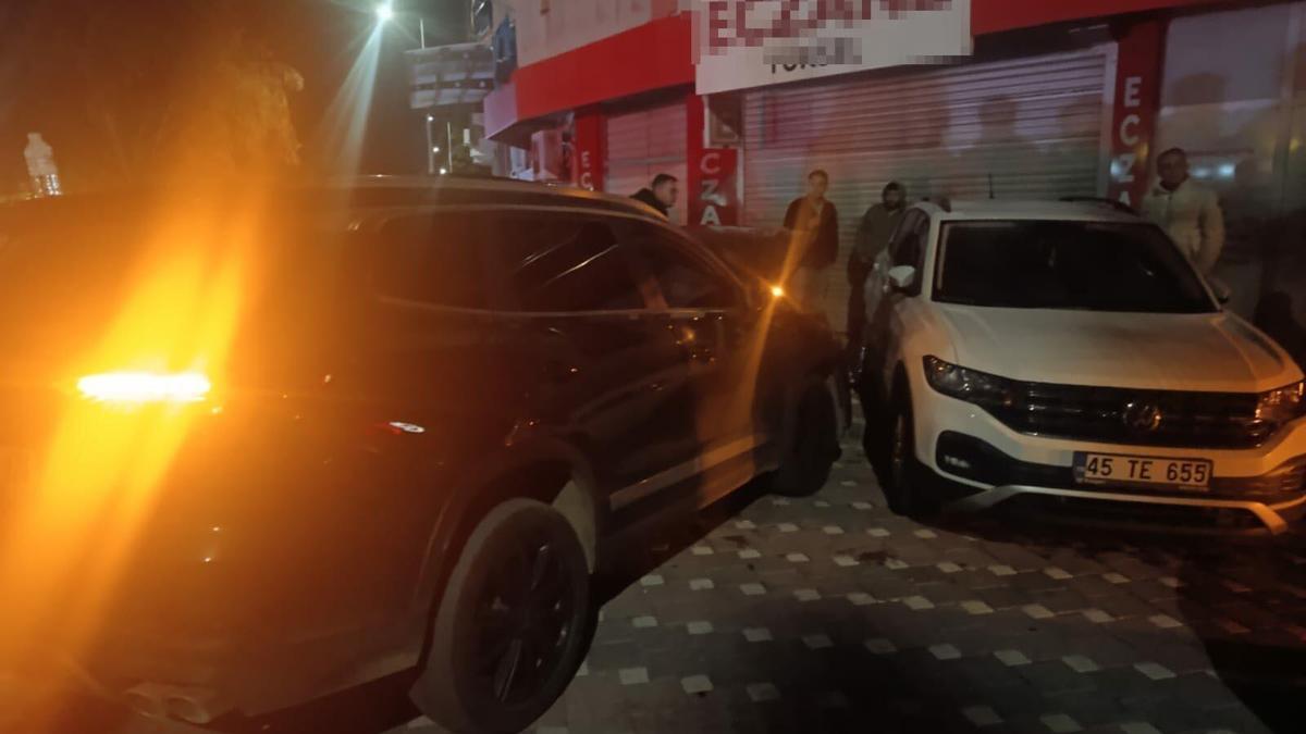 Kazaya karışan 2 araç savrulup, park halindeki 2 otomobile çarptı; 2 yaralı