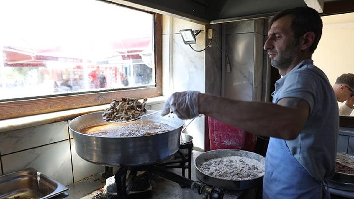 Edirne'de bayram havası! Kakava için gelen 60 bin kişi Selimiye Meydanı'na akın etti: Ciğercilerde adım atacak yer kalmadı