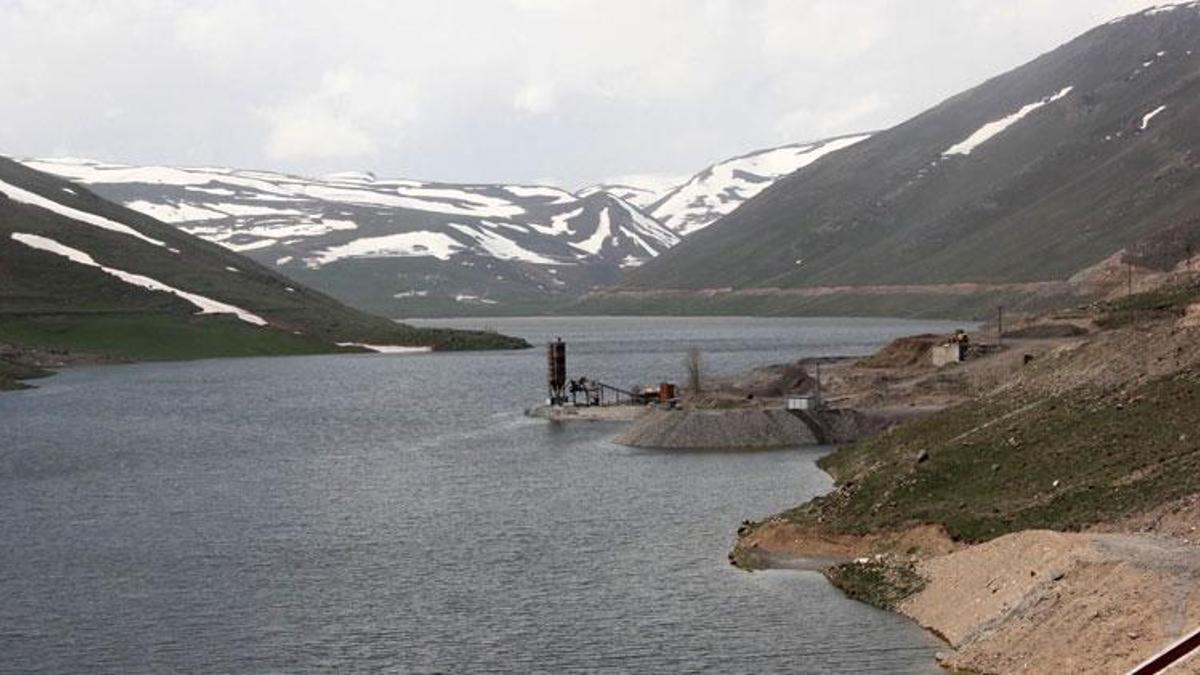Tuzluca'da su tutmaya başlayan Ünlendi Barajı çevresindeki köyler için 134 kilometrelik yeni yol yapılacak