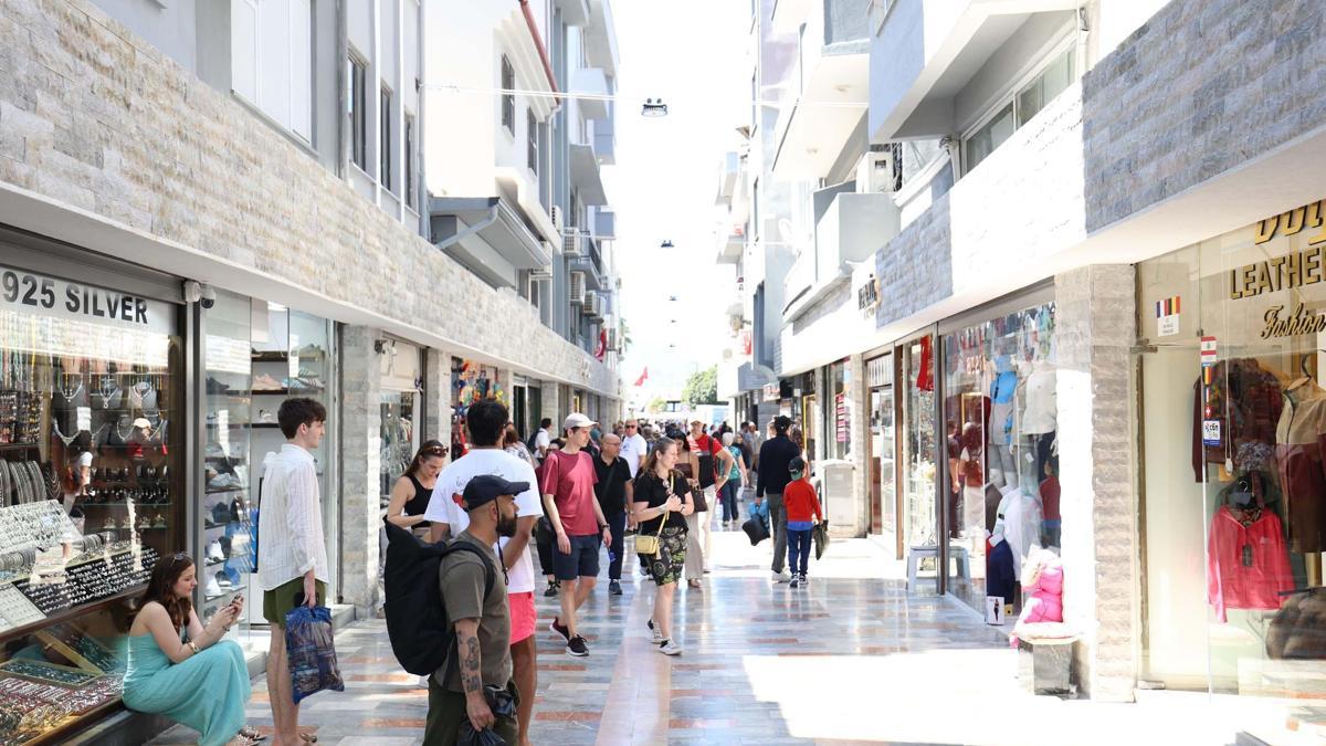 Marmaris'te yenilenen çarşı turistlerin gözdesi oldu
