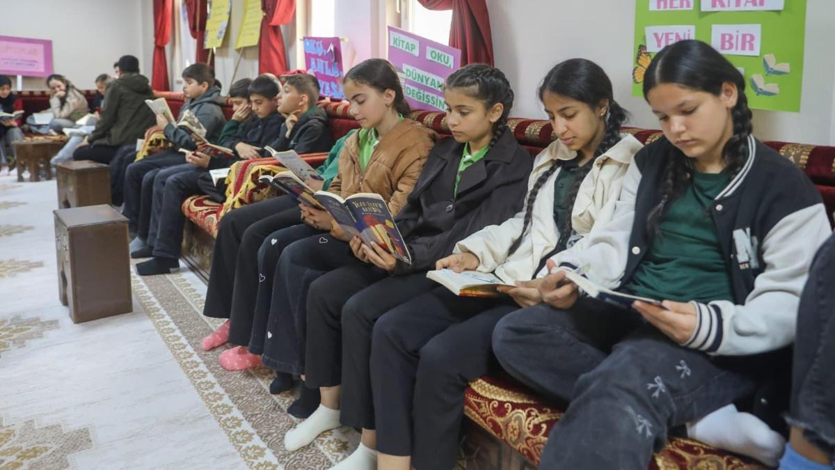 Genç’te protokol üyeleri, öğrencilerle kitap okudu