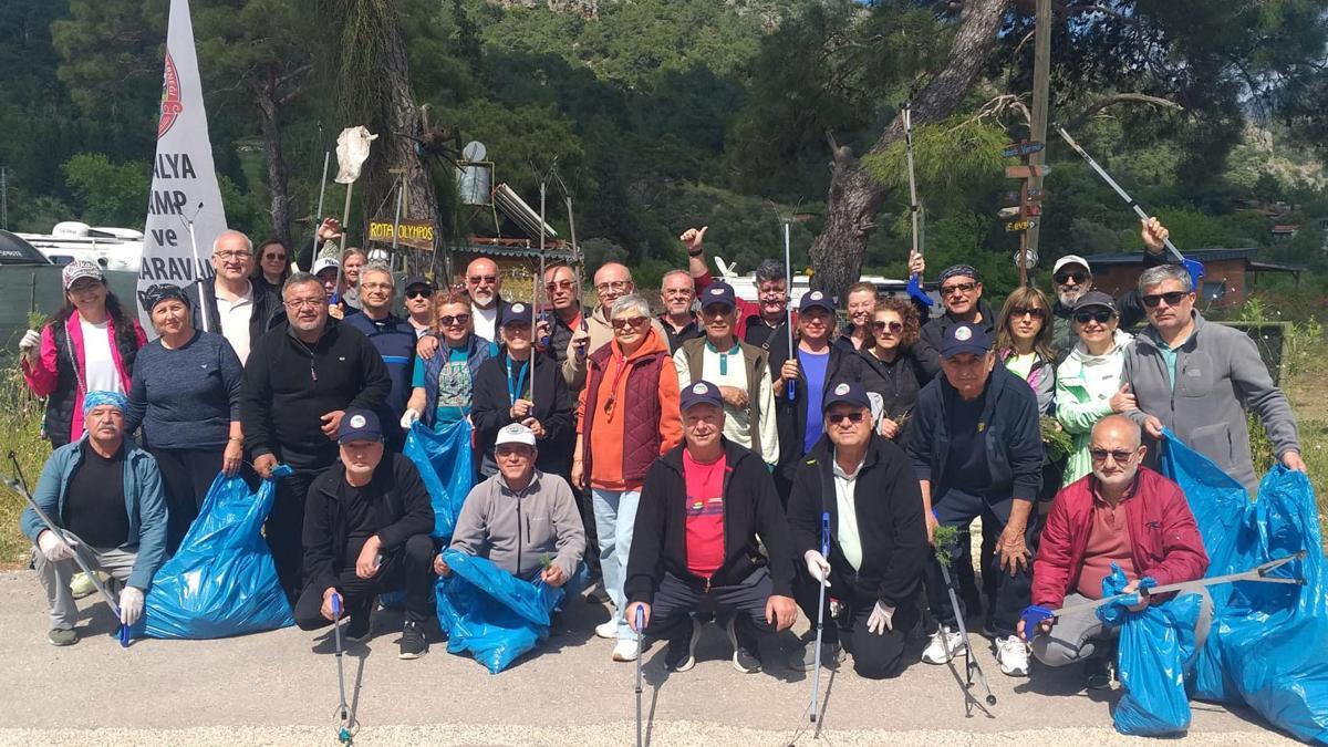 Karavan tutkunlarından Olimpos’ta çevre temizliği