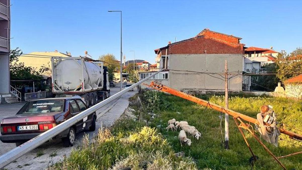 Kula'da facia ucuz atlatıldı: Tır kablolara takıldı, direkler devrildi