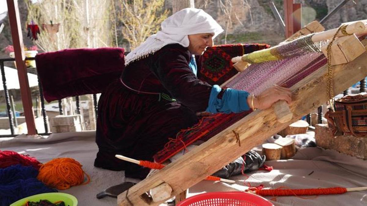 Koyun yününden yapılıyor, tanesi tam 20 bin lira! Şırnaklı kadınların el emeği geçim kapısı oldu