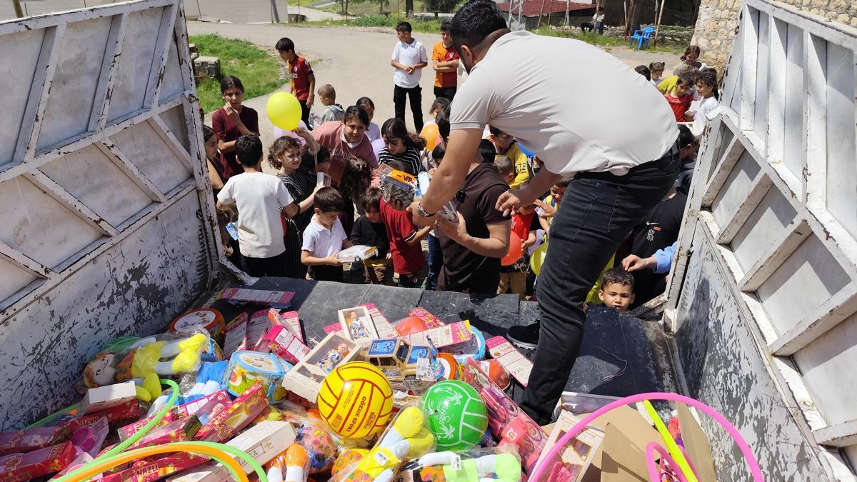 Şırnak’ta gönüllüler, köylerde çocuklara oyuncak dağıttı