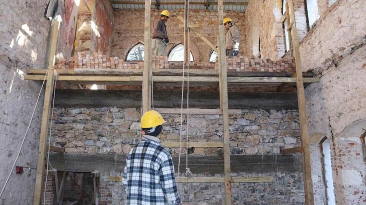Denizli’deki tarihi mektep restorasyonunda işçiler arasında kavga çıktı