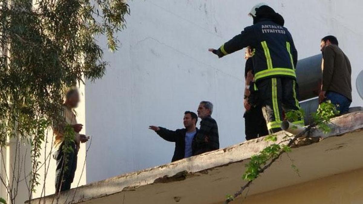 Manavgat'ta çatıya çıkıp üzerine benzin döktü gazeteci oyaladı polis yakaladı